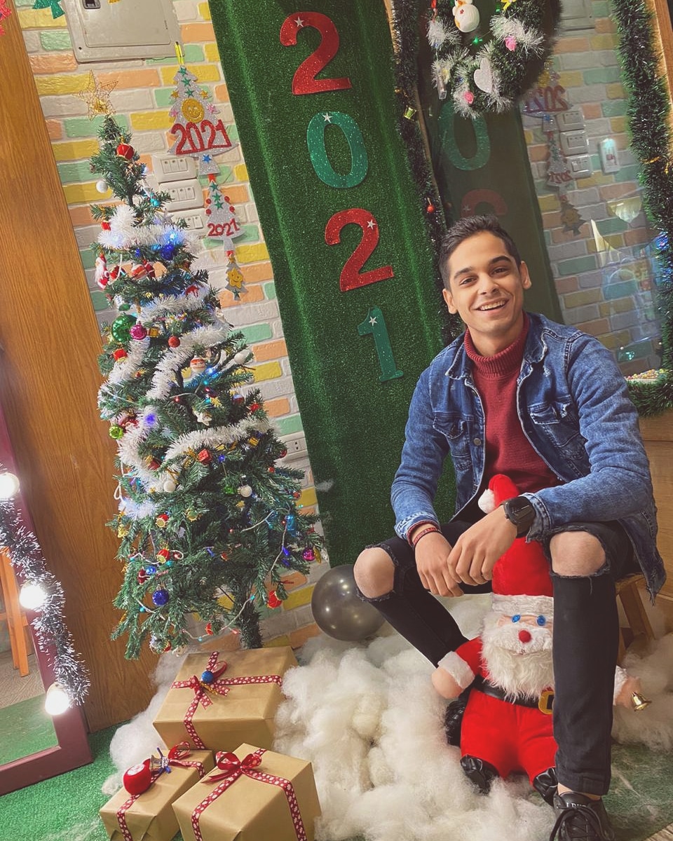 كل سنه واللي معانا حياتهم وردي واللي غارو السكه اللي تودي😂👋