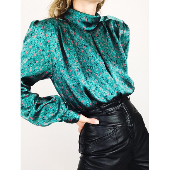 renellebella's tweet photo. So good I had to share! Check out all the items I'm loving on @Poshmarkapp #poshmark #fashion #style #shopmycloset #vintage #vici #articlesofsociety: https://t.co/DRHlsNSYlA https://t.co/fluW5ZnHMc