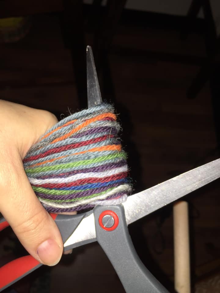 14/ When you are finished, you pull all the yarn loops off the peg and cut them so they are individual threads