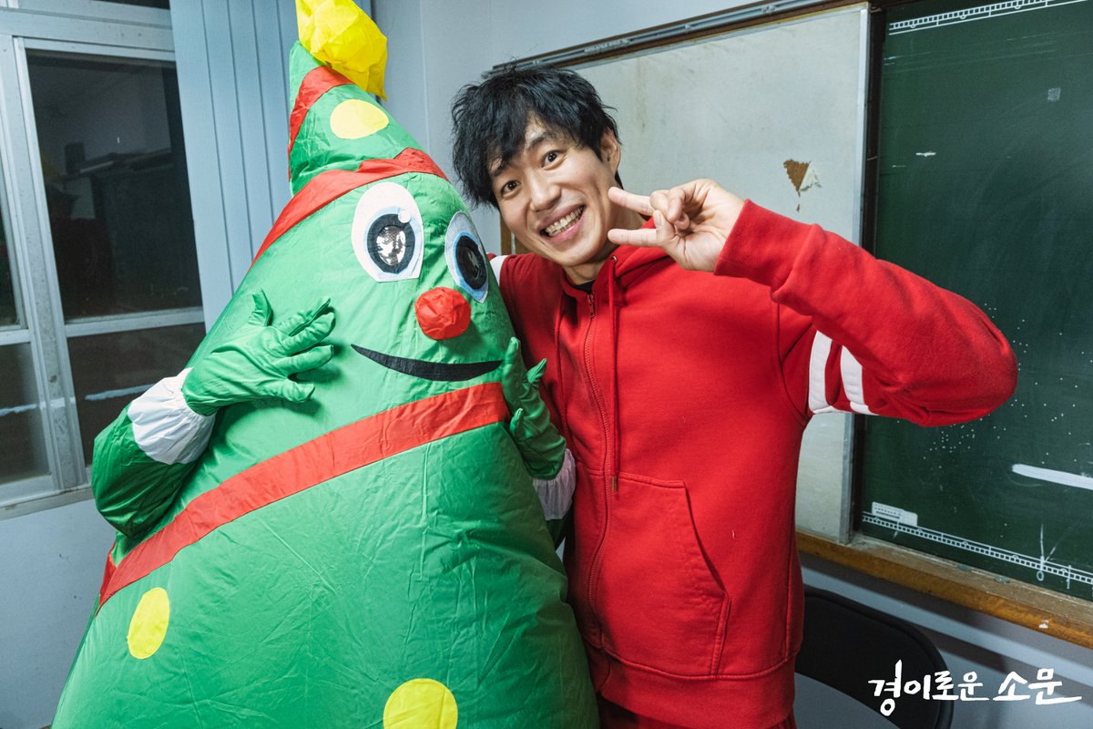 OCN_ORIGINAL's tweet photo. 휴방의 아쉬움을 달래주었던
스페셜 메이킹 비하인드 스틸 공개!
뒷모습만 봐도 귀욤뽀쟉 ⛄️🎄
#소품에_진심인_카운터들(?)
#메이킹에_진심인_오씨엔 😉

더 많은 스틸은 ▶ 경소문 공홈에서

악귀타파 히어로 #경이로운소문
매주 토/일 밤 10시 30분 본방송
#조병규 #유준상 #김세정 #염혜란 https://t.co/esqyrY2Xd2