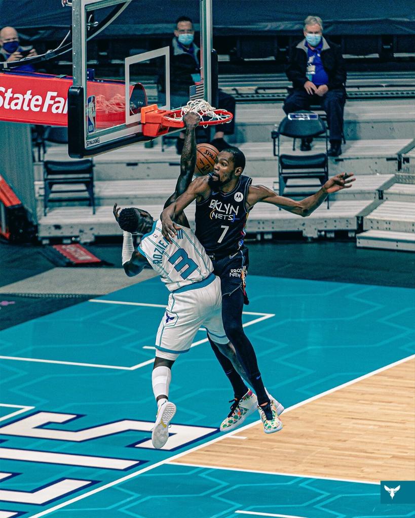espn's tweet photo. P O S T E R 📸 😳

(via @hornets) https://t.co/J8iQTTTVBs