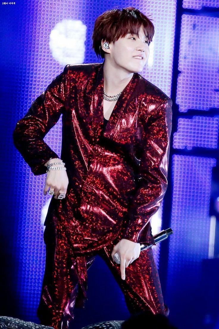 Yoongi in these stage outfits 