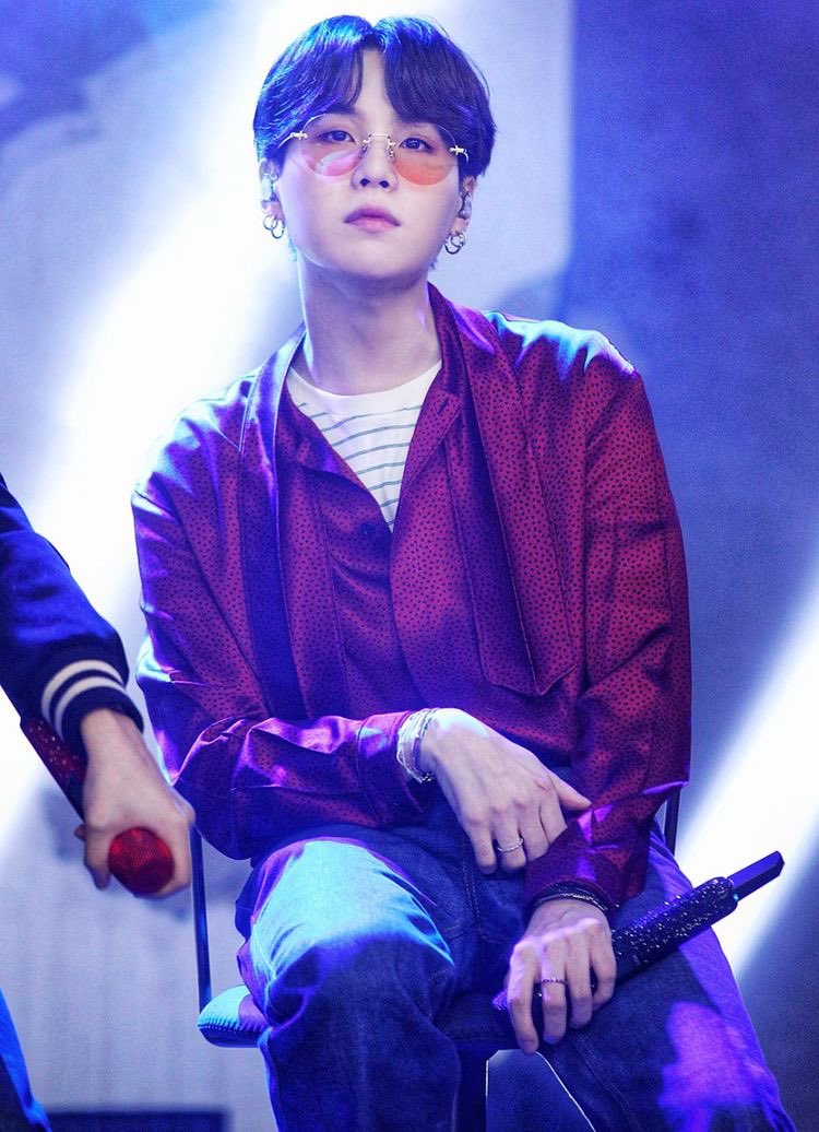 Yoongi in glasses hell yes 