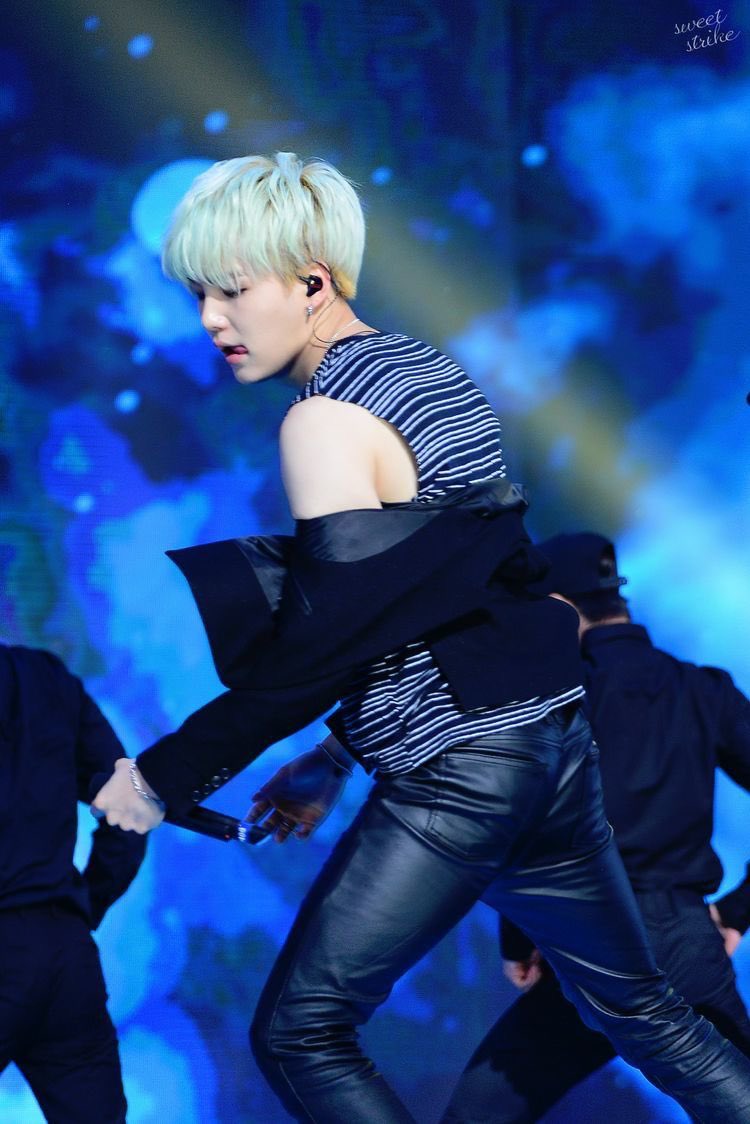 Yoongi and the exposed shoulder 