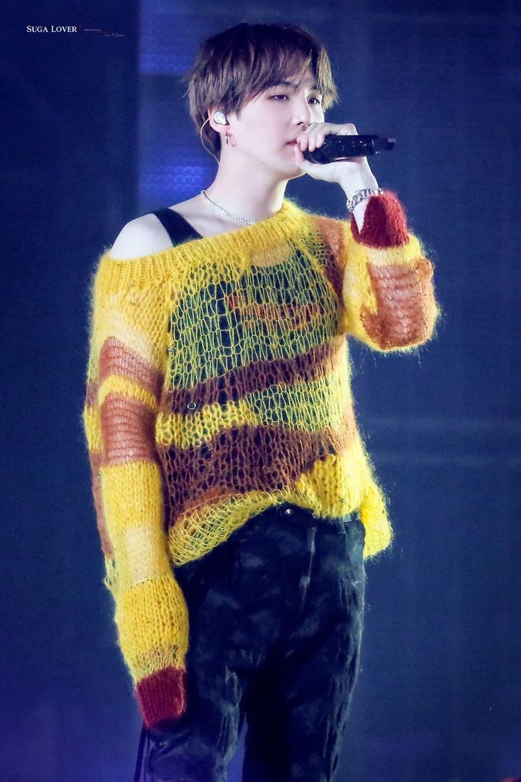 Yoongi and the exposed shoulder 