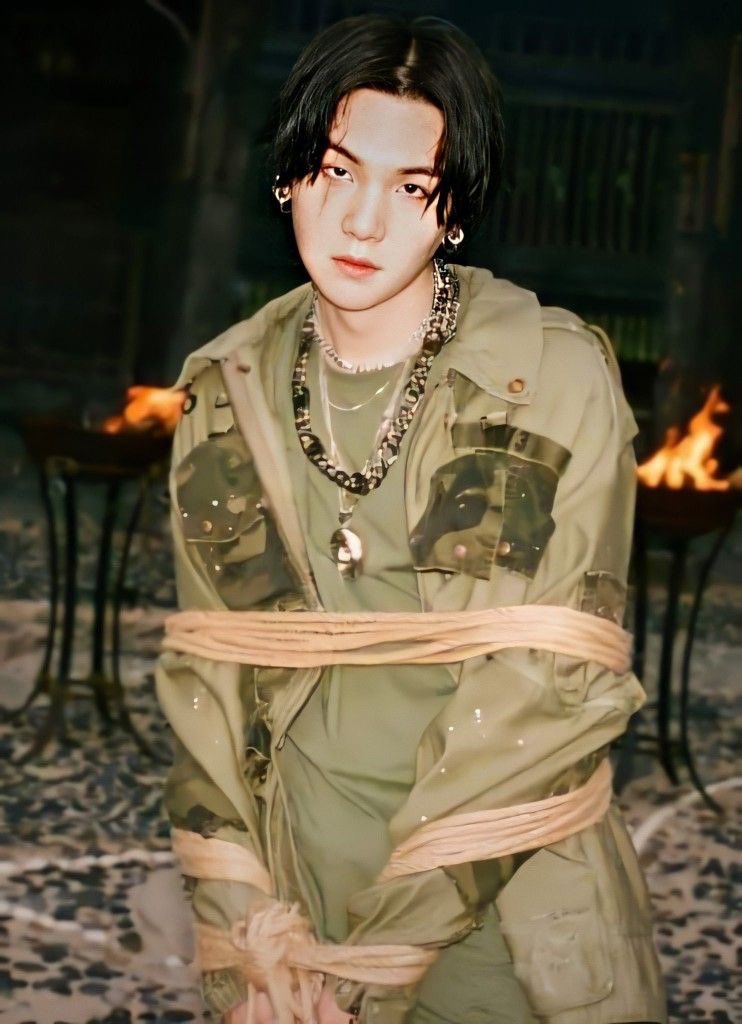 And finally the hottest Yoongi moment of all time me thinks 