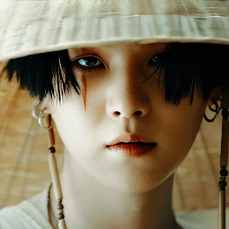 And finally the hottest Yoongi moment of all time me thinks 