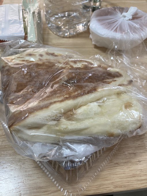 出前でナンを頼んだけどいつも通り巨大だった 