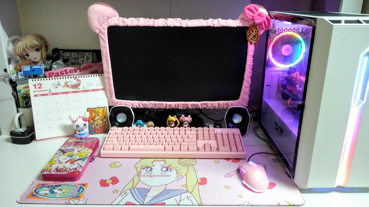 Macotox17's tweet image. 叶えた幼い頃の夢😭
A childhood dream come true 🤧 I always wanted at least a little corner of my room dedicated to #SailorMoon 🧚🏻‍♀️

#セーラームーン #pinkpc #pinkpcsetup #pink #pinkaesthetic #kawaii #可愛い #かわいい #美少女戦士セーラームーン #cute