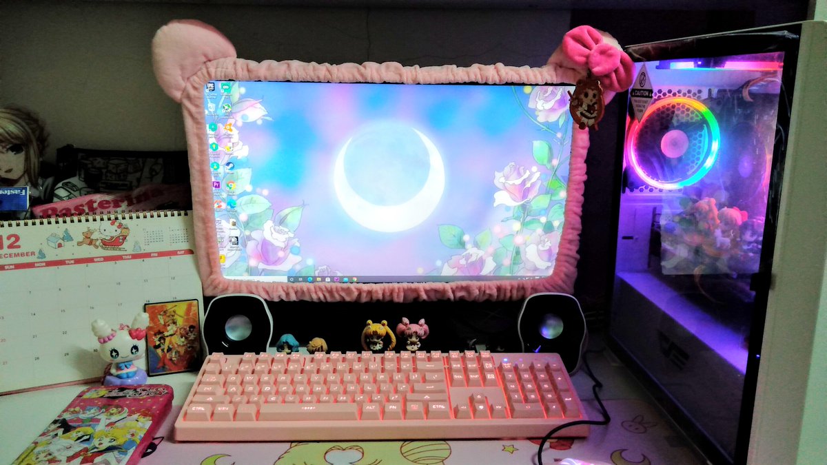 Macotox17's tweet image. 叶えた幼い頃の夢😭
A childhood dream come true 🤧 I always wanted at least a little corner of my room dedicated to #SailorMoon 🧚🏻‍♀️

#セーラームーン #pinkpc #pinkpcsetup #pink #pinkaesthetic #kawaii #可愛い #かわいい #美少女戦士セーラームーン #cute