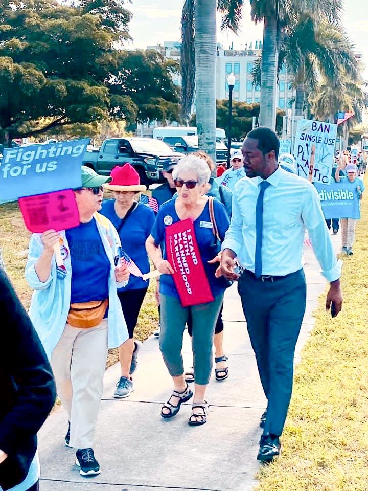 AllenLEllison's tweet photo. Women have made great strides in the fight for equal rights, including the right to vote, & inroads in equal opportunity in the workplace. I will draft legislation for women to get paid equal for equal work. We must close the gender inequality pay gap in the US. #EllisonforSenate https://t.co/zsbyqbiDrK