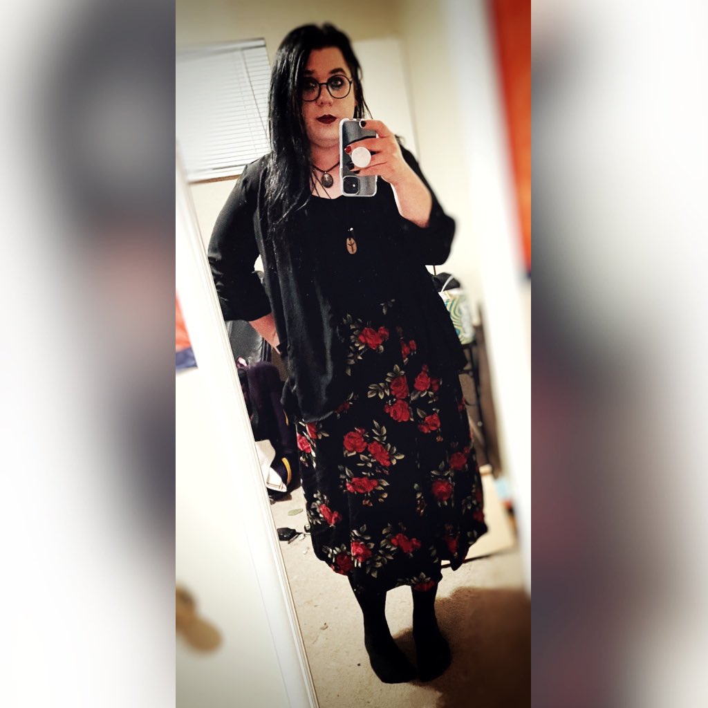 phosphor_glow's tweet photo. I don’t post pictures of myself on here very often but hi.
#goth #gothfashion #queer #fatgoth #degenderfashion #boysinskirts #femboy https://t.co/4LVGDvCkD6