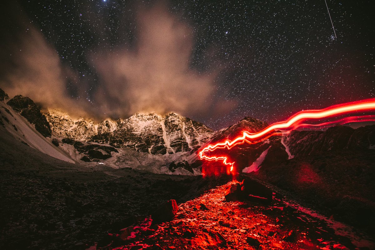 Anoche acampé en la montaña. Nos agarró una tormenta de nieve de cinco horas. Terminó y se despejó el cielo. A pesar de no dormir, tuve que salir a hacer esta foto a las 4:30 am.
#Mendoza
#fotografia