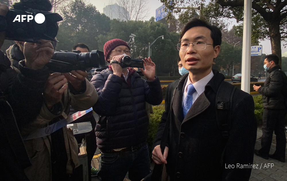 China jails citizen journalist Zhang Zhan for 4 years for reporting on the virus in Wuhan. She has been on a hunger strike since June and is reportedly force-fed via a nasal tube. 

China has punished 8 virus whistleblowers so far.

📸Her lawyer Zhang Keke talks to the press