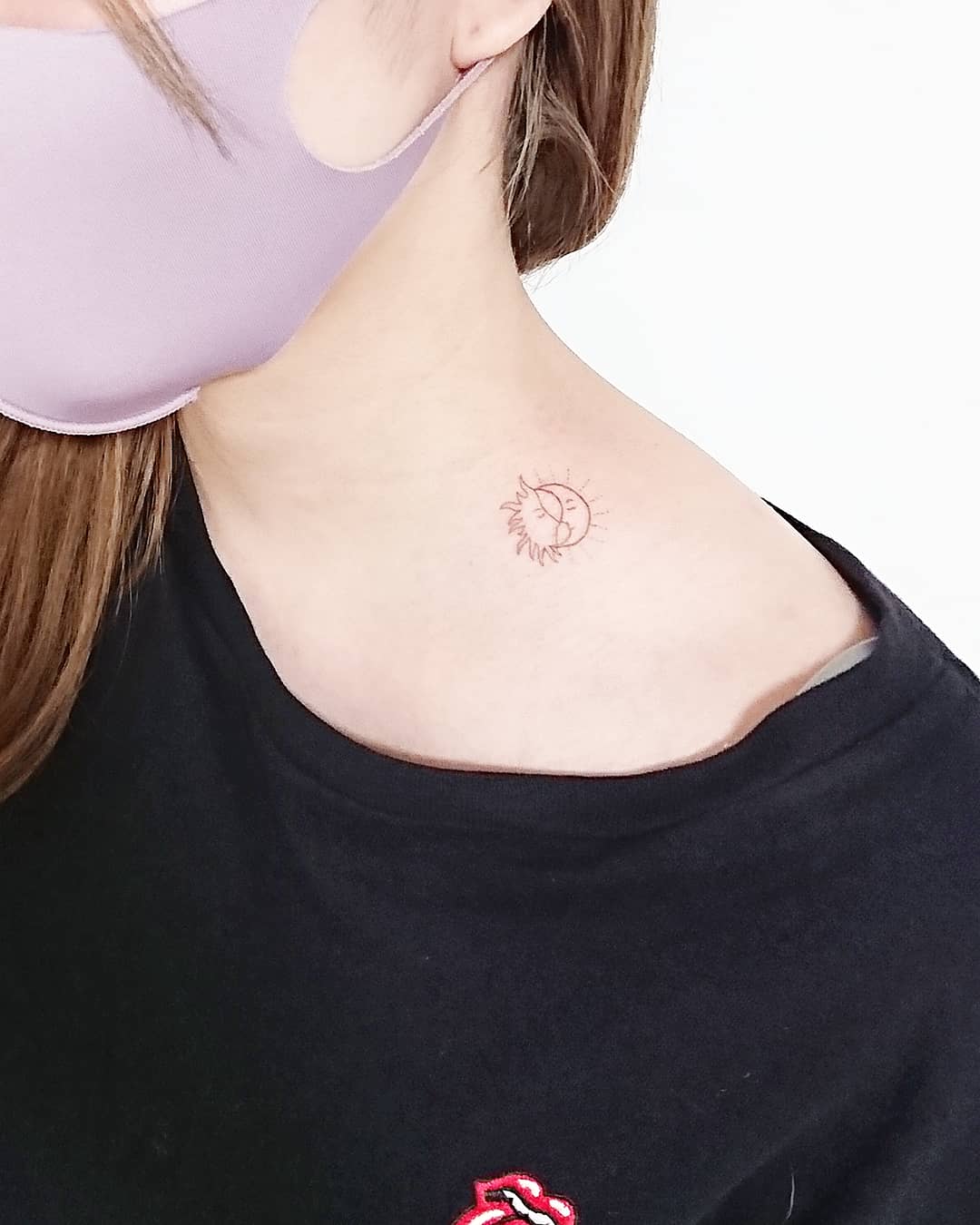彫礼 太陽と月のラインワークです シンプルで可愛くとのオーダーでした 女性の言う可愛いって結構難しいよなー と毎回思う そのぶん 喜んで貰えた時嬉しいけど 可愛いオーダーお待ちしてます 笑 Tattoo タトゥー ラインタトゥー ミニタトゥー
