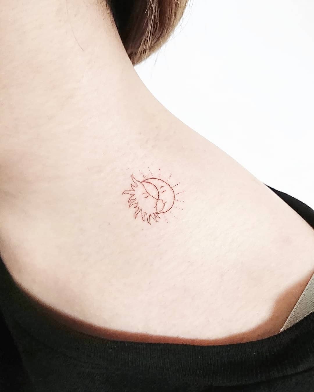 彫礼 太陽と月のラインワークです シンプルで可愛くとのオーダーでした 女性の言う可愛いって結構難しいよなー と毎回思う そのぶん 喜んで貰えた時嬉しいけど 可愛いオーダーお待ちしてます 笑 Tattoo タトゥー ラインタトゥー ミニタトゥー