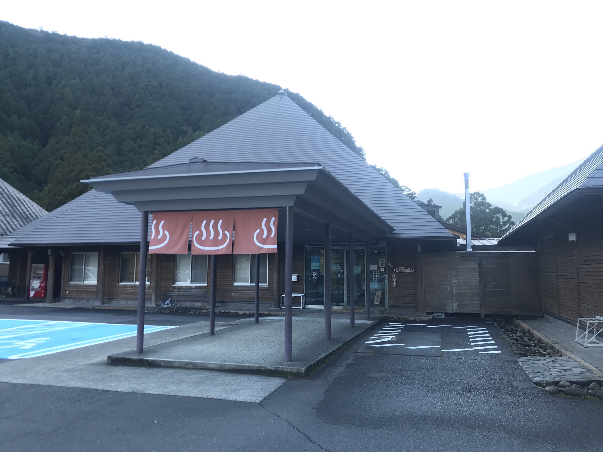 信州お風呂同好会 おくとろ温泉 やまのやど 初 日本唯一の飛び地村として有名な和歌山県北山村にある 道の駅併設の温泉施設です 700円で日帰り入浴可能 ほのかに硫黄臭のあるお湯を心ゆくまで楽しめます オススメは内湯 露天の両方にある約29 の源泉壺