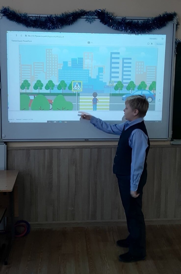 Перед началом зимних каникул отряд ЮИД напомнил обучающимся 1 — 5 классов о соблюдении правил дорожного движения.
#Школа76Самара