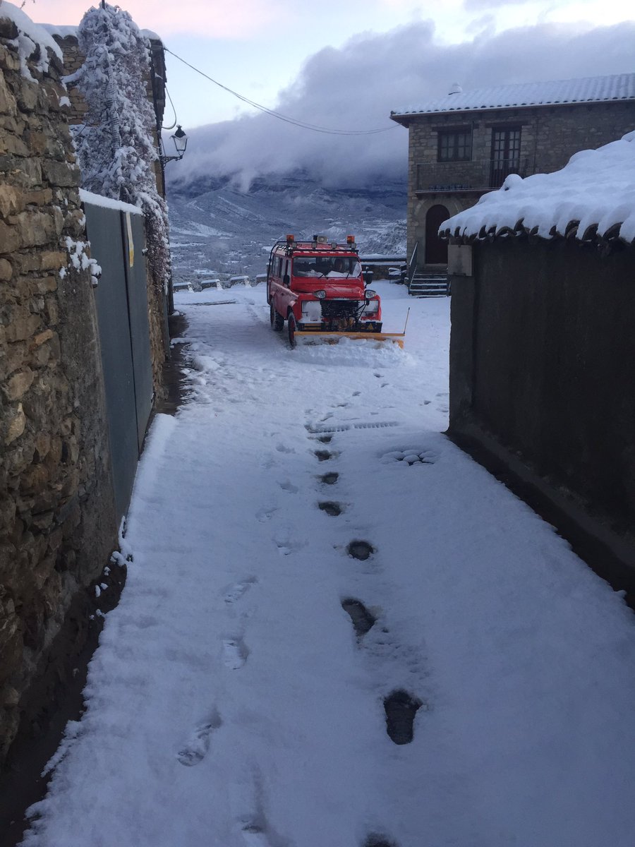 Ya ho diba ayer mientras minchabam chiretas: ara ya poz nevar.  Nevada a Roda de Isabena. <a href="/MichaelGaranto/">Michael Garanto</a> <a href="/rory_bellows/">Rory Bellows</a> <a href="/eltiempo_atv/">Aragón TV El Tiempo</a> <a href="/meteobenas/">Dani Mora</a> <a href="/TomasMolinaB/">Tomàs Molina</a>