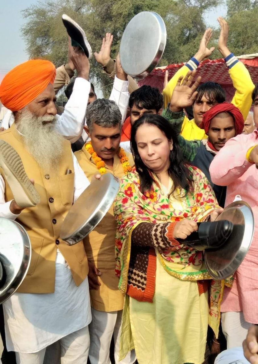 ipradhanjii's tweet photo. I've never seen people touching utensils with feet/shoes,
Specially in villages, If by mistake something like this happens we do "चुचकारना" and apologize for mistake.. 

Alleged farmers and Union leaders are doing this!

Via- @Graaamin https://t.co/3OmrB7u8Be