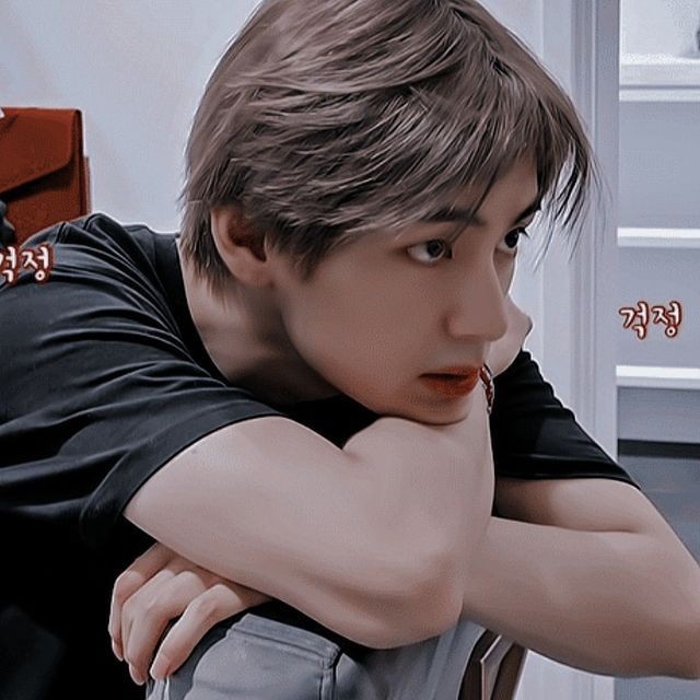 jimicutiest's tweet photo. yoongi a taehyung: ¿viniste para presumir los músculos de tus brazos? https://t.co/Qui3QwhcvR