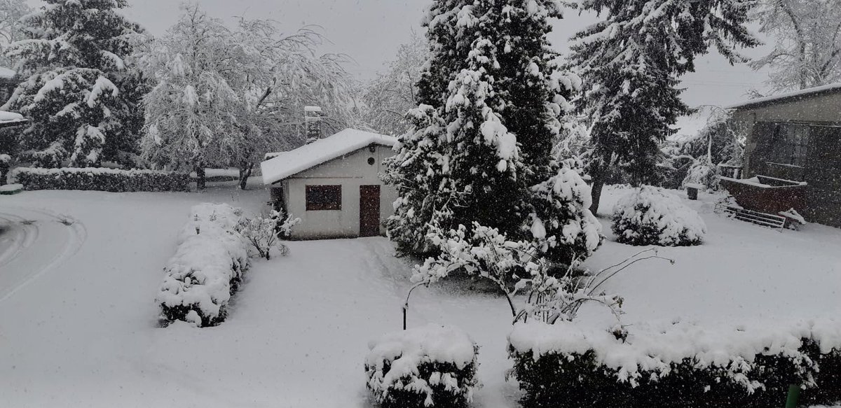 ViralRNA's tweet photo. View from the kitchen. 
A farm in Lombardia ❤️
#Neve #snow https://t.co/tTt8mBtmTG