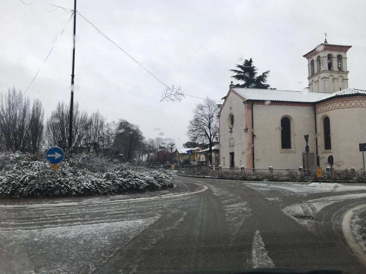 CMVenezia's tweet photo. #PianoNeve I mezzi spargisale e spazzaneve della @CMVenezia sono entrati in azioni sulle Strade Provinciali da ieri sera e continuano ad operare soprattutto nel miranese e nel portogruarese anche stamattina. Non si segnalano problemi alla viabilità. Si raccomanda prudenza https://t.co/hIR8VYhmWj