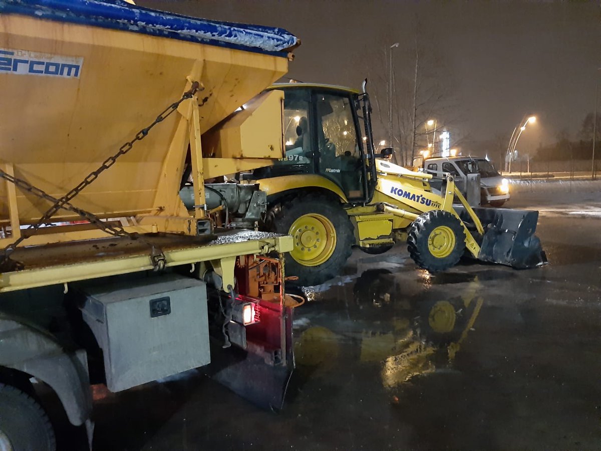 CMVenezia's tweet photo. #PianoNeve I mezzi spargisale e spazzaneve della @CMVenezia sono entrati in azioni sulle Strade Provinciali da ieri sera e continuano ad operare soprattutto nel miranese e nel portogruarese anche stamattina. Non si segnalano problemi alla viabilità. Si raccomanda prudenza https://t.co/hIR8VYhmWj