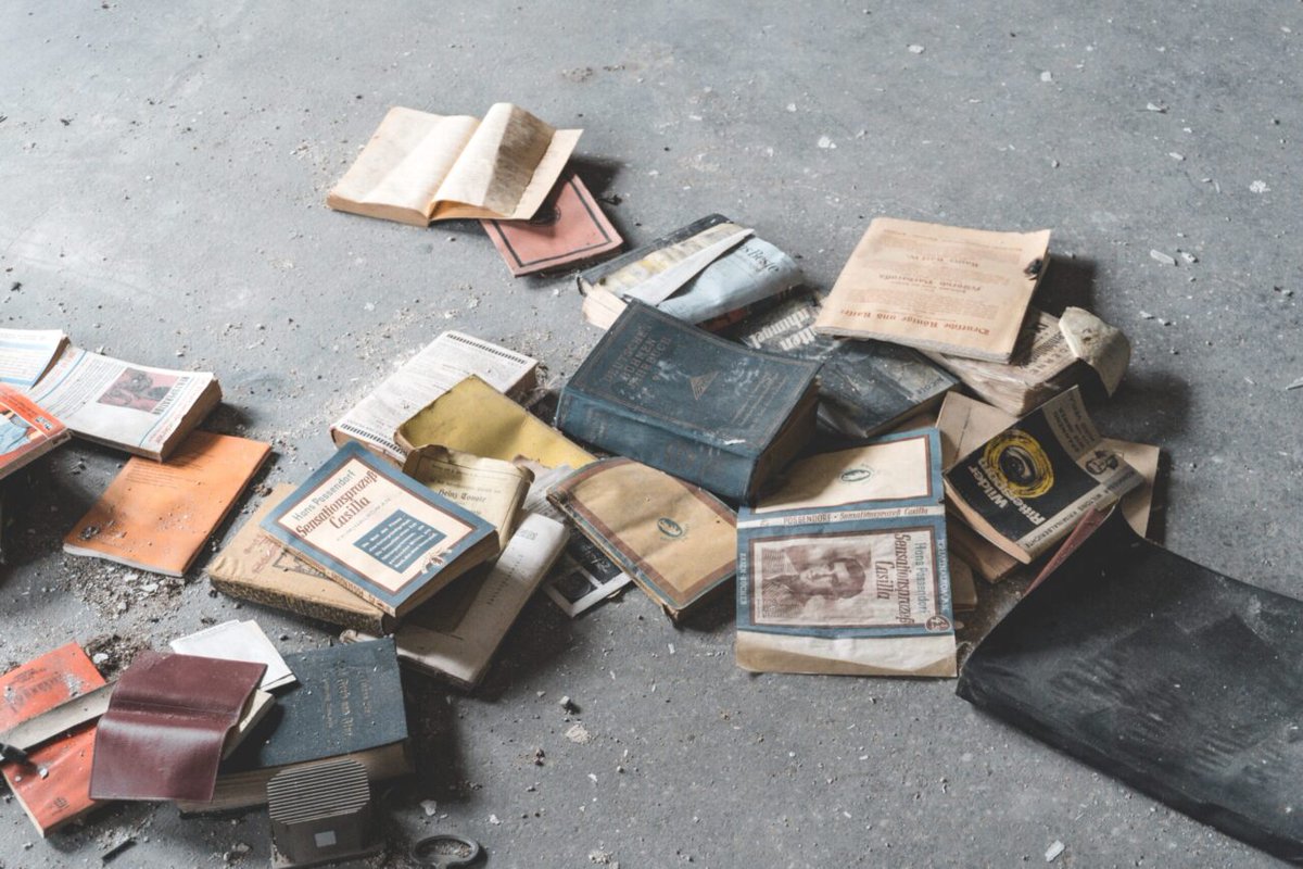 "E così arrivammo alla fine di un altro stupido e lurido anno" - mentre l'anno sfuma abbiamo in bocca l'incipit di Americana. E per accompagnare l'anno alla porta, qui sotto trovate una lista di 36 libri usciti nel 2020 da recuperare.  
lindiependente.it/36-libri-uscit…