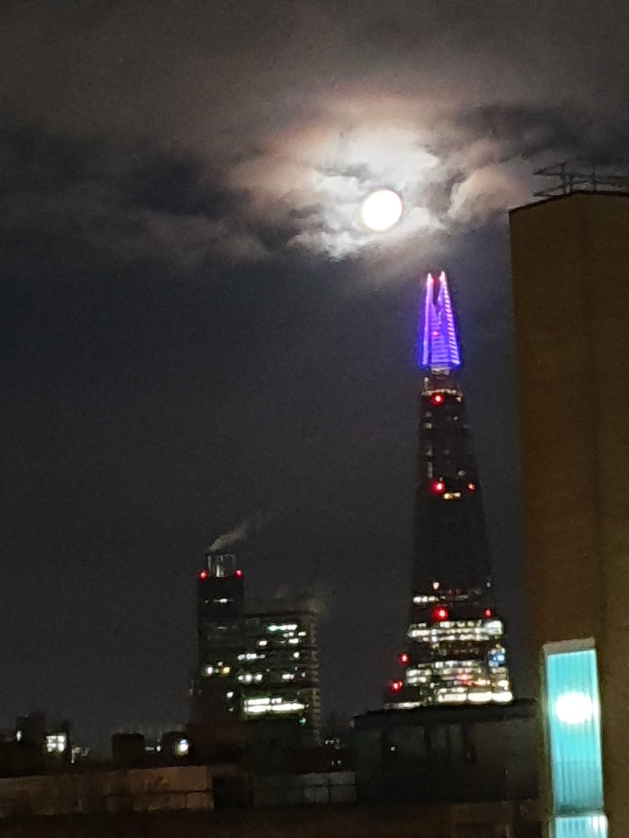 DannyMBall1's tweet image. near full moon over the shard this morning, wonderful! 
#ilovelondon