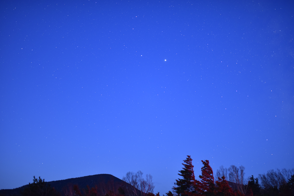  #2020年を写真で振り返る 5/24 未明 蔵王賽の河原P木星と土星と後烏帽子岳右側に南斗六星左側にやぎ座の逆三角形