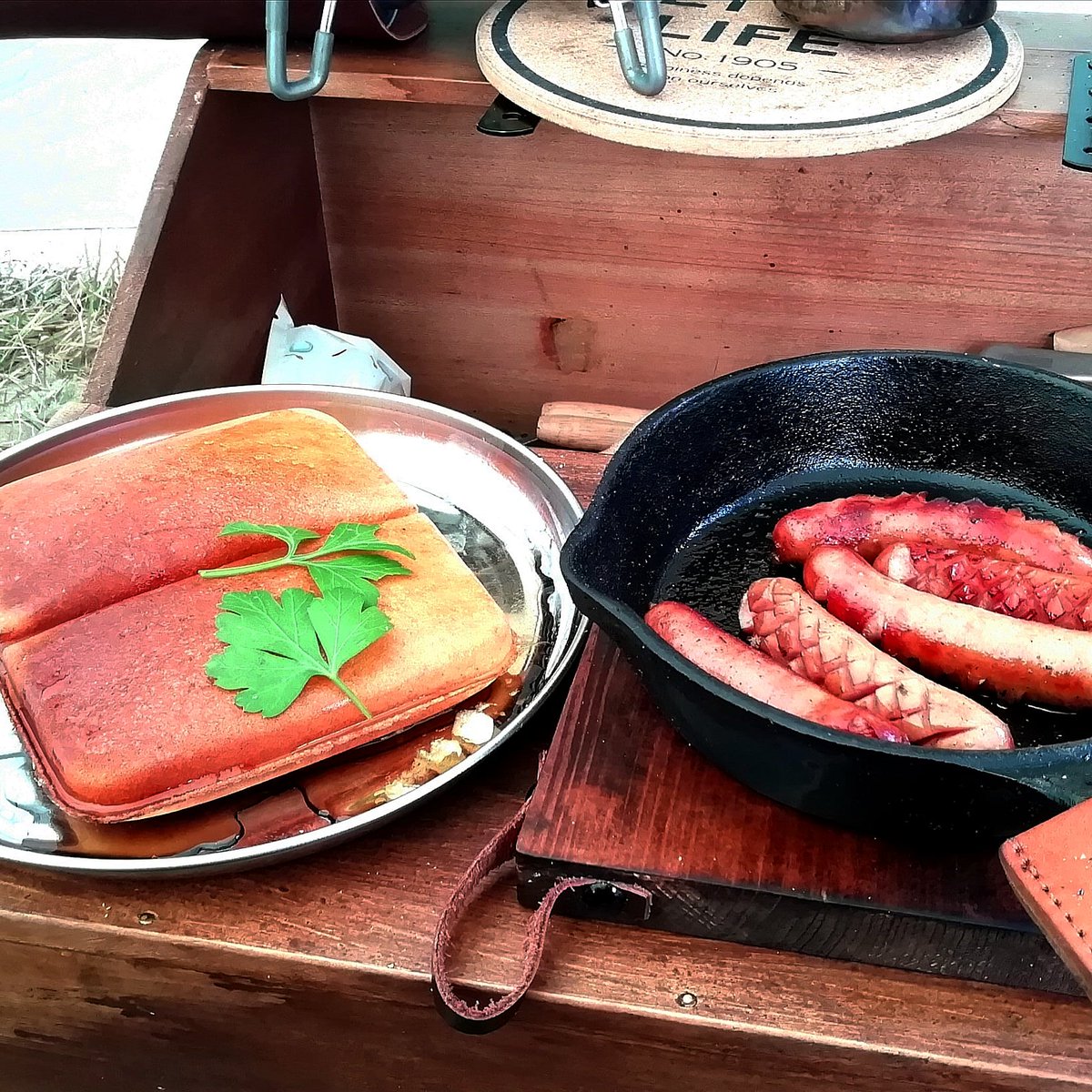 現実逃避キャンパー キャンプの朝食 定番はホットケーキとソーセージ ホットサンドメーカー作るホットケーキも結構美味しいですよ キャンプすきな人と繋がりたい キャンプ ホットサンド ホットケーキ キャンプのある暮らし キャンプ飯 朝食