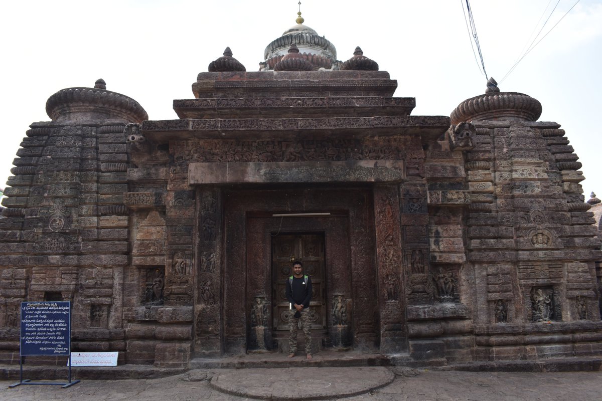 another good thing about ds temple is dt during lunch, only d inner chamber is closed while d remaining temple remains open. whereas in most temples visited in north andhra, whole temple is closed down n locked like a shop n someone keeps key in pocket like an owner and leave.