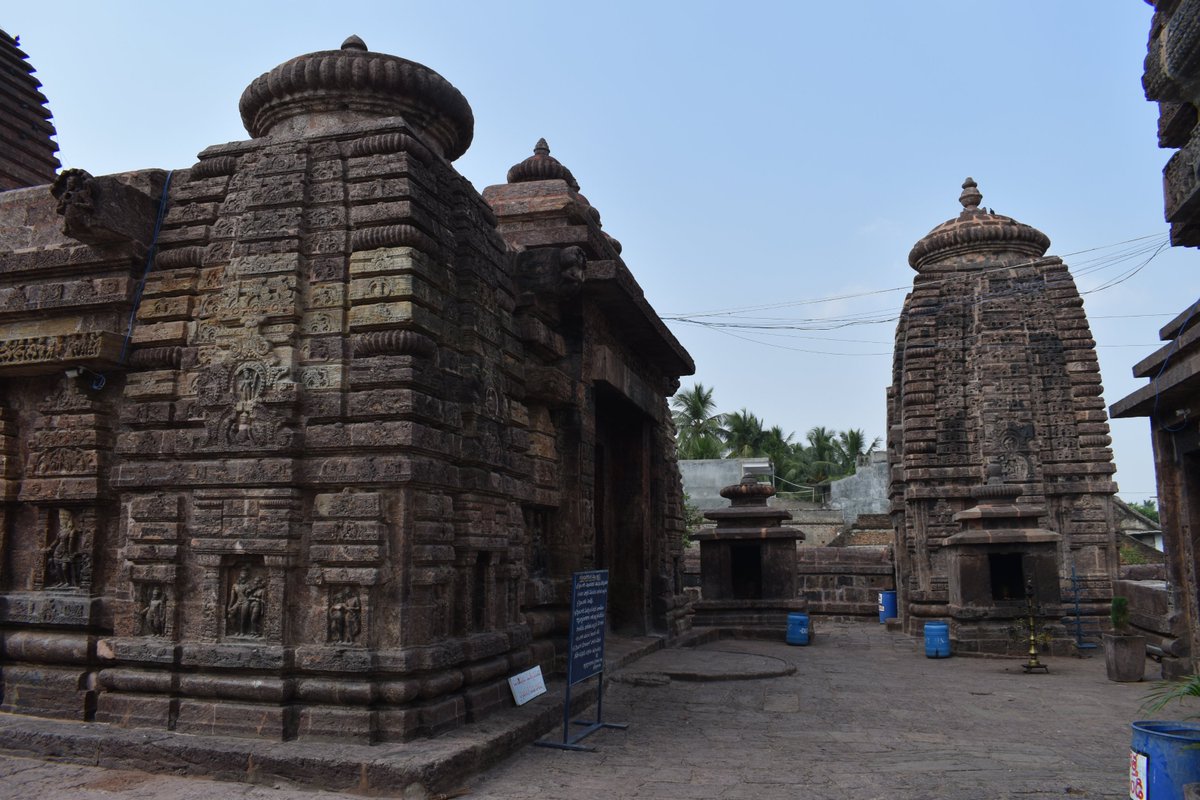 another good thing about ds temple is dt during lunch, only d inner chamber is closed while d remaining temple remains open. whereas in most temples visited in north andhra, whole temple is closed down n locked like a shop n someone keeps key in pocket like an owner and leave.