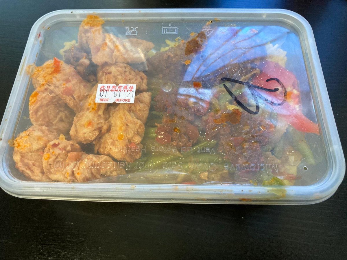 飯盒：外傭們有時會去印尼和菲律賓人開的超市買飯盒吃，尤其是週末出外會聚在一起買好多一起吃，像野餐一樣（并沒有）。沒有肉的飯盒15，有肉的27，在香港算很便宜。圖中這個印尼飯盒，有鴨腿，豆角，油豆腐，還有一大坨剁椒醬蓋在印尼咖喱飯上。試一口。好好吃啊！我（嗜辣）以後可以天天吃！