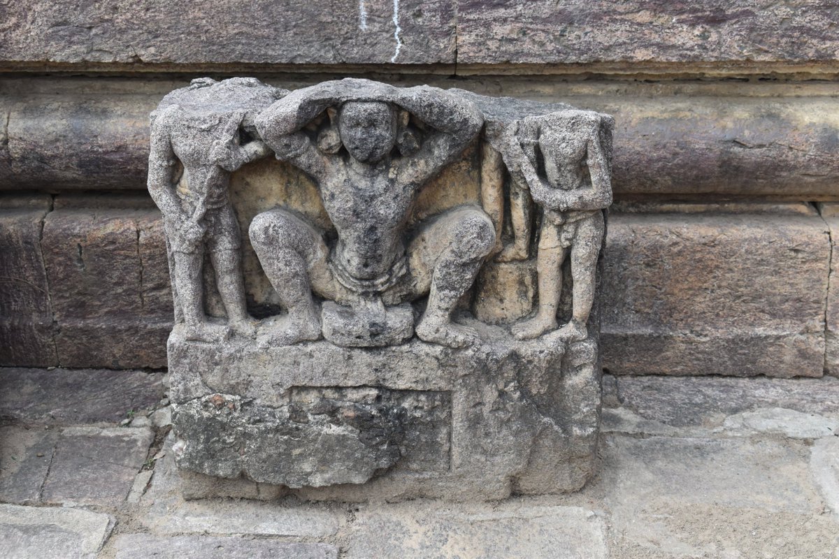 the craving in the temple are the real beauty. but on the visiting day, i was bit low on luck as it was cloudy and the pics r not that clear.