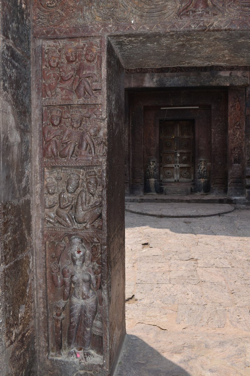 the craving in the temple are the real beauty. but on the visiting day, i was bit low on luck as it was cloudy and the pics r not that clear.