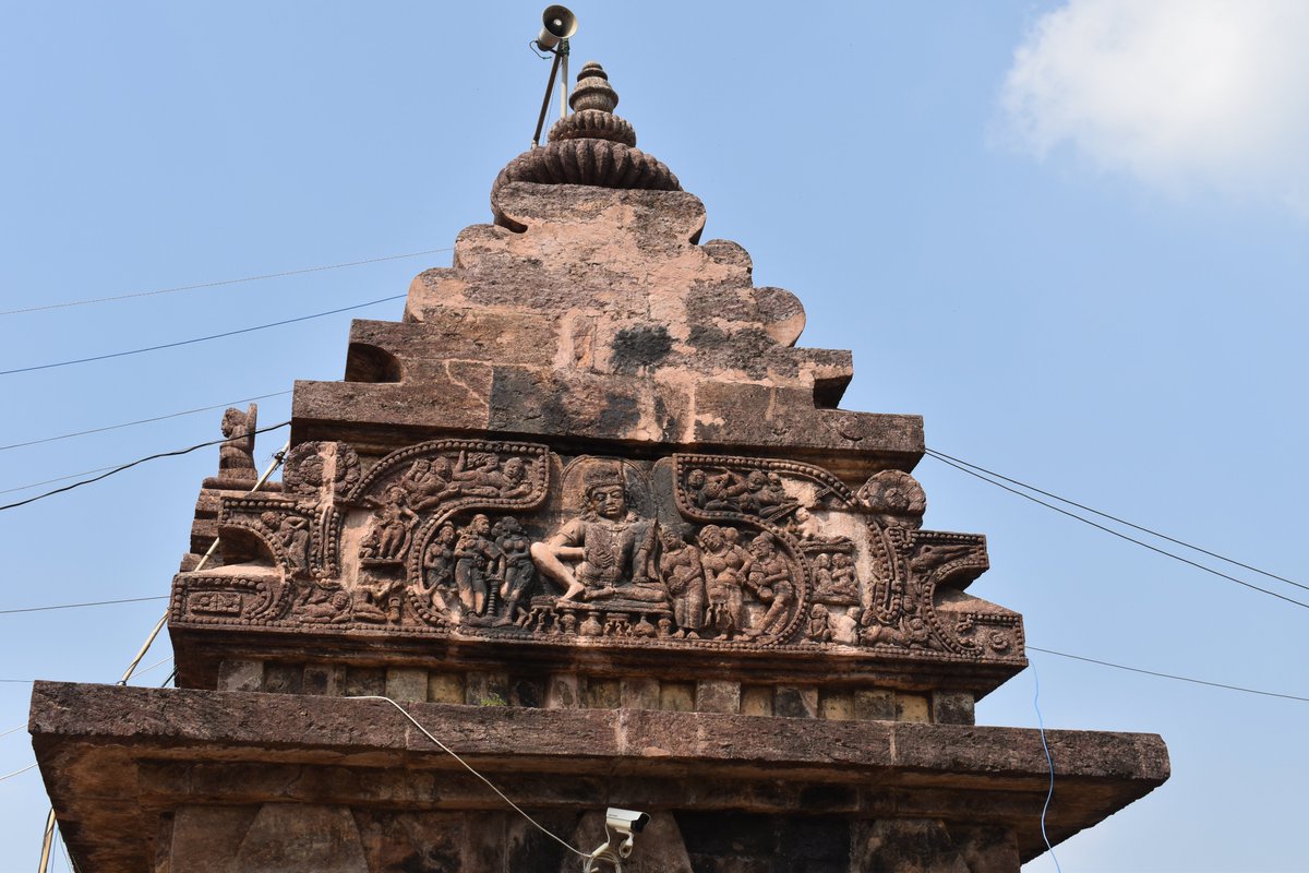 the craving in the temple are the real beauty. but on the visiting day, i was bit low on luck as it was cloudy and the pics r not that clear.