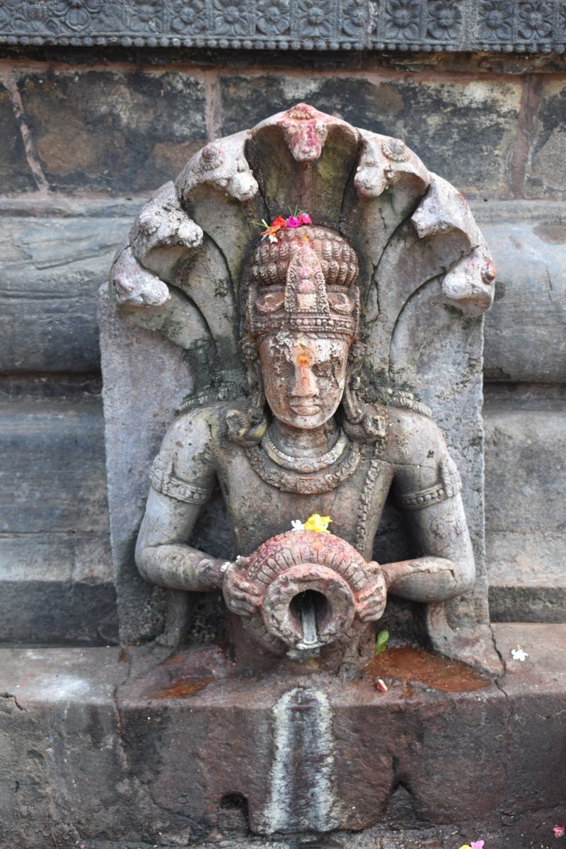 the craving in the temple are the real beauty. but on the visiting day, i was bit low on luck as it was cloudy and the pics r not that clear.