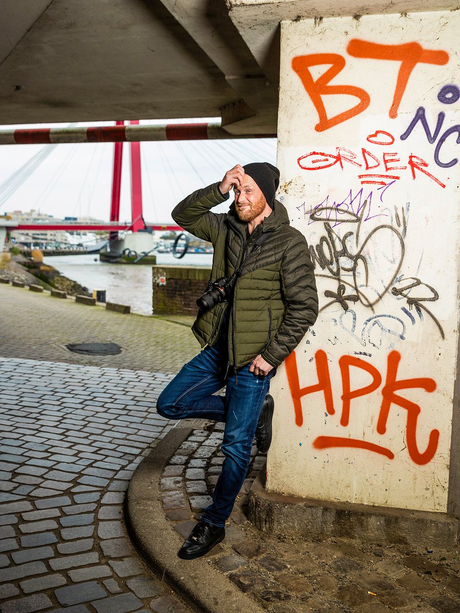 HavenRotterdam's tweet photo. Patrick van der Jagt was dakloos en sliep een jaar onder de Willemsbrug, met uitzicht op de Maas. Nu is hij weer clean en fotografeert schepen in de Rotterdamse haven. Meer over Patricks verhaal in #havenkrantonline  https://t.co/5EpHifRdL5 #caveman010 #hetrotterdamproject @RTL4 https://t.co/LY5fPsJN7l