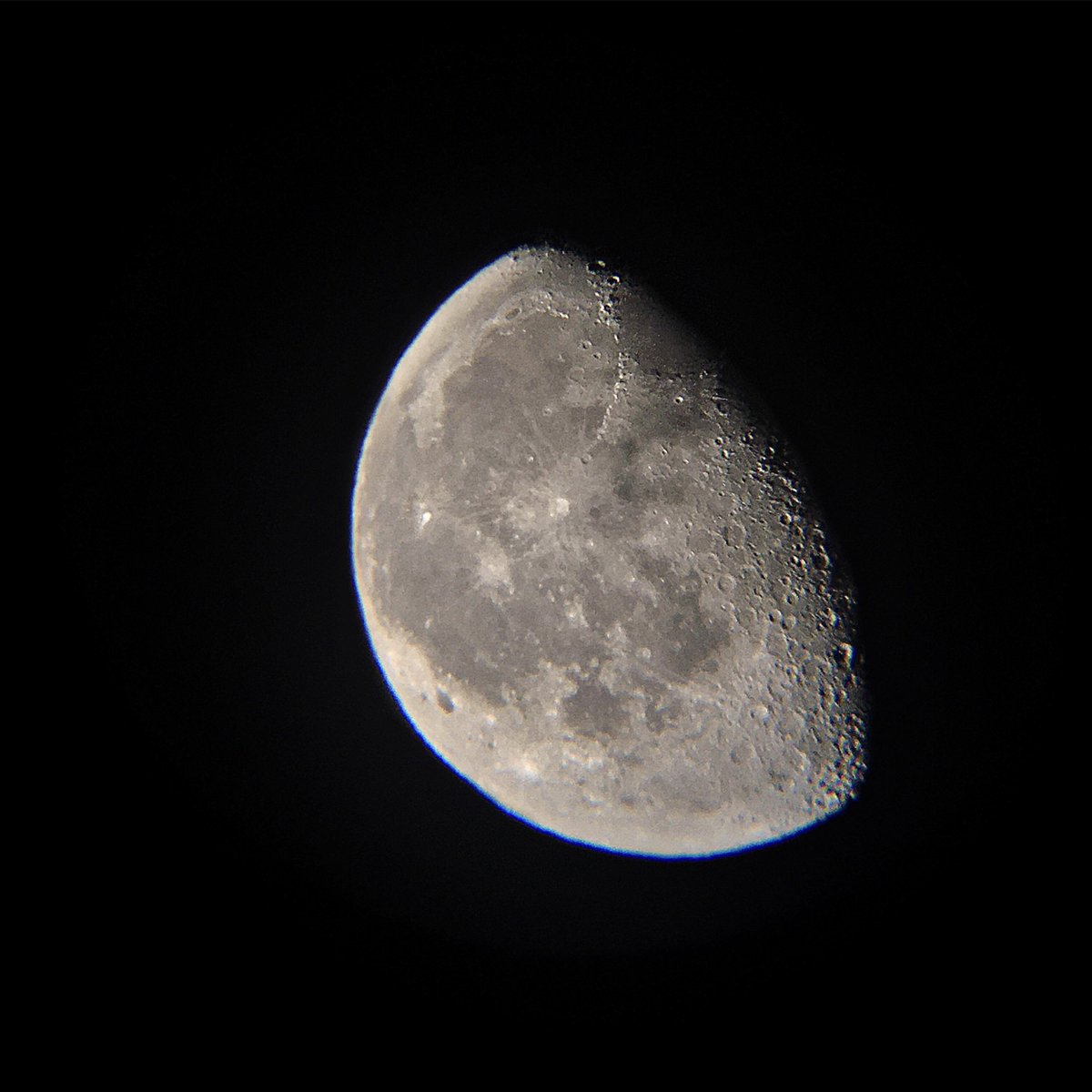 redditSpaceView's tweet photo. I took a photo of the moon with an iPhone 6s and with Telescope model 76700 “low budget photo” https://t.co/VscFCLGfka