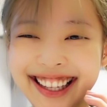 JENNIE KIM AND HER GUMMY SMILE A THREAD: