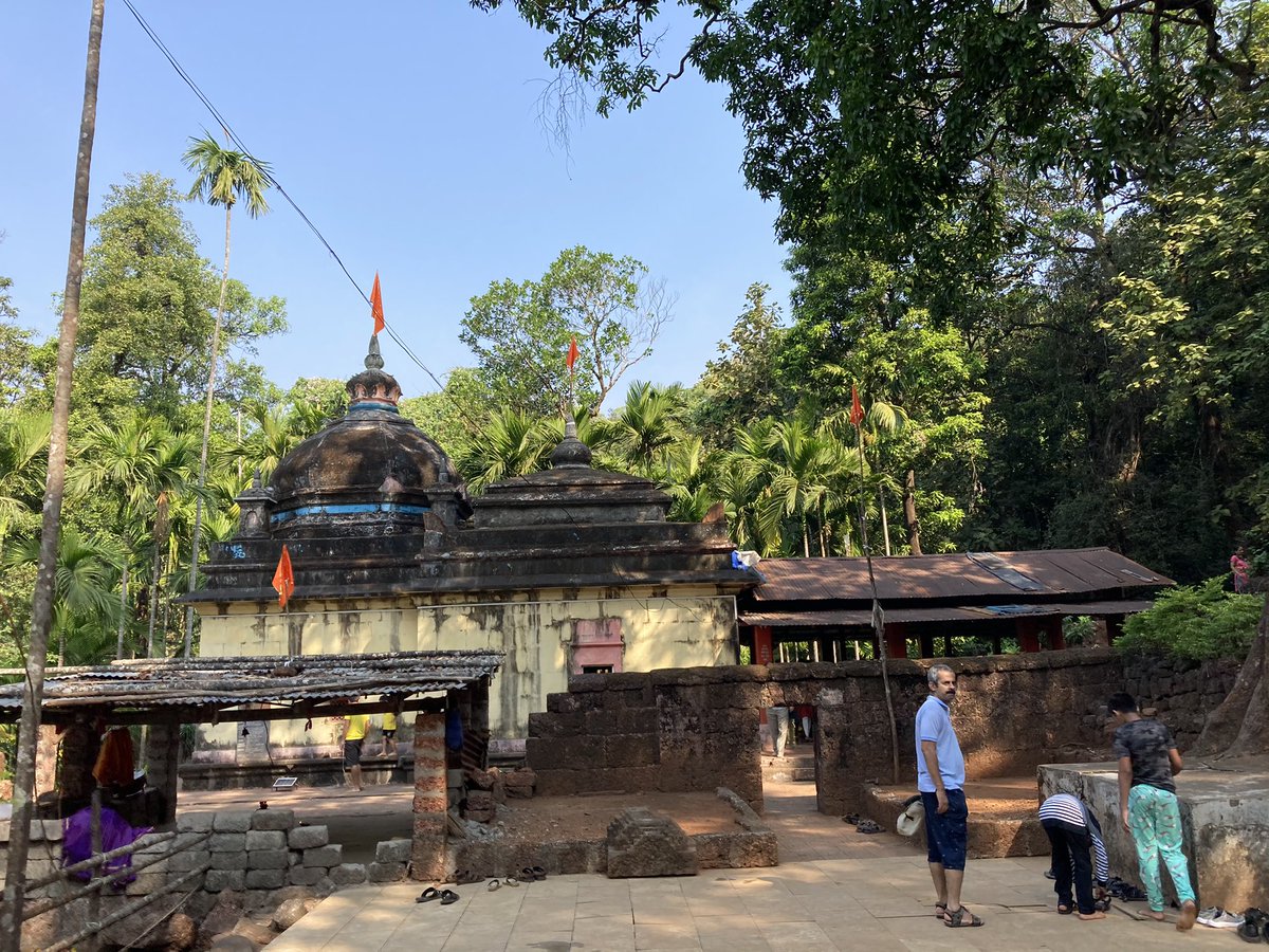 MukulSKulkarni's tweet photo. Perched on a hill top, Shri Keshavraj temple in Asud, is an ancient #temple of Lord Vishnu. A must visit place if you are around #Dapoli in #Konkan https://t.co/iJxwl8WM4Z