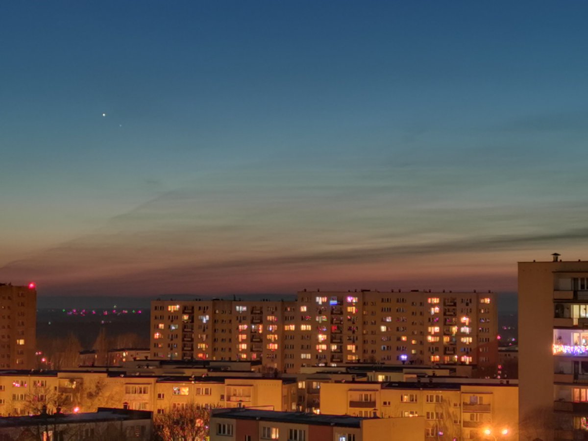 pawelekg's tweet photo. The conjunction of Jupiter and Saturn as seen last evening, yesterday Sunday. :) On South West sky they still appear together. :) #Conjunction2020 #jupitersaturnconjuction #Astrophotography #photography #photooftheday #photo #astro #SaturnJupiterConjunction #Christmas 📷🌃⭐😊🧡 https://t.co/imeE0YGMZJ