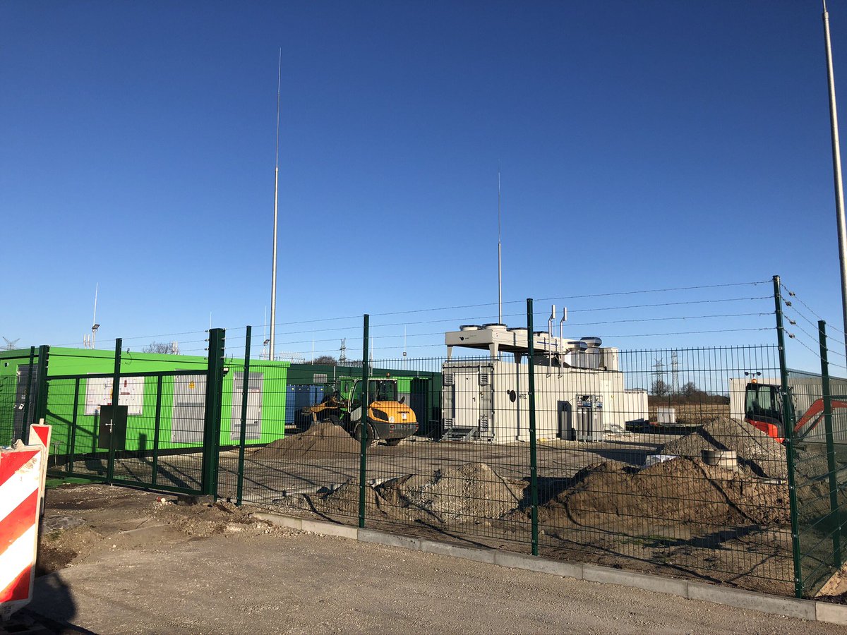 Lottaliebt's tweet photo. #Hydrogen is now &amp; so sieht ein Elektrolyseur aus. 
Aus überschüssigem Windstrom wird #Wasserstoff hergestellt und direkt als #Windgas ins #Gasnetz eingespeist. „Nutzen statt Abriegeln“ beim Projekt Windgas Haurup #h2 #hydrogenisnow #sektorkopplung https://t.co/OwGHyVYNdg https://t.co/Pmewhywlmn