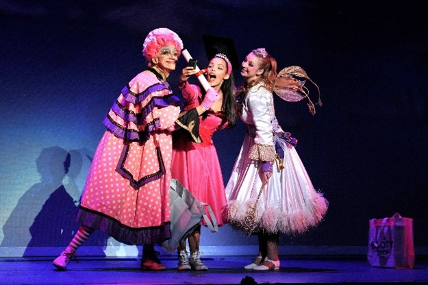 joburgtheatre's tweet image. The evergreen tale of the beautiful princess who is cursed at her christening by the wicked fairy in @JaniceHoneyman’s “pantomime of your dreams”, Sleeping Beauty, will be streaming on our Facebook page at 19h00. #Panto2021 #PantoSA #Loading2021