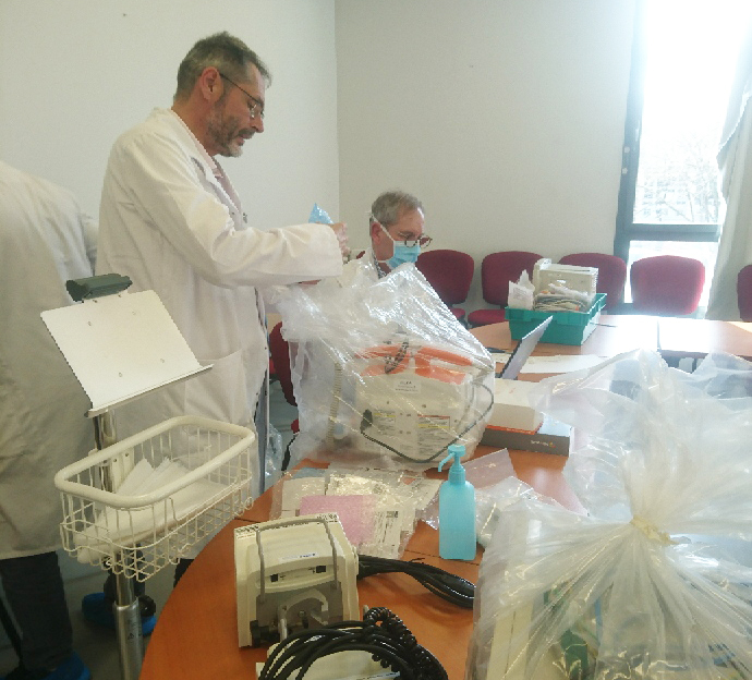 Env_Alfort's tweet photo. C'ÉTAIT 2020 - L'EnvA solidaire des structures de santé humaine pour faire face à la crise. Lors du premier confinement, ses équipes mettaient à disposition du matériel médical. Deux respirateurs de nos plateformes de recherche étaient prêtés. Bravo pour cette mobilisation ! https://t.co/9WJgV9wyjl