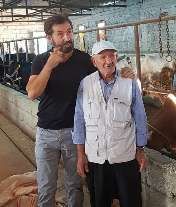 Bu adam benim babam..

Okuma yazmayı askerde öğrenmiş.

Ortaokuldayken "Baba 20 lira verir misin? 2 kitap alacağım" dediğimde,

"40 lira veriyorum, 4 tane al" diyordu.. 

#TürkiyeKitapOkuyor