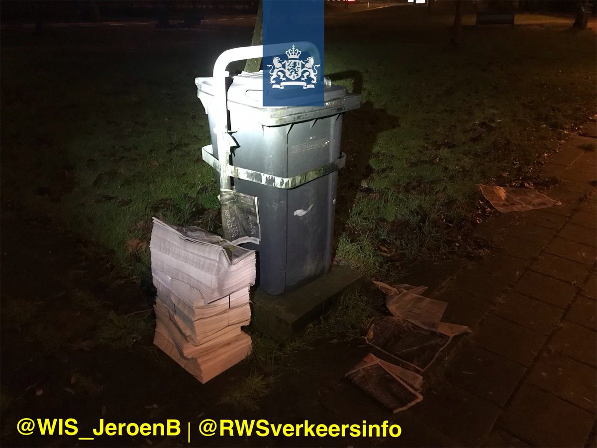 WIS_Jeroen's tweet image. A28🤨| Na het weekend altijd een ‘verassing’ wat we vinden op de verzorgingsplaatsen. Vorige week was dit op #Glimmermade een stapel euro-pallets. Vanochtend een stapel kranten van @ndcmediagroep. Samen proberen Nederland schoon te houden? @RWSverkeersinfo @nederlandschoon