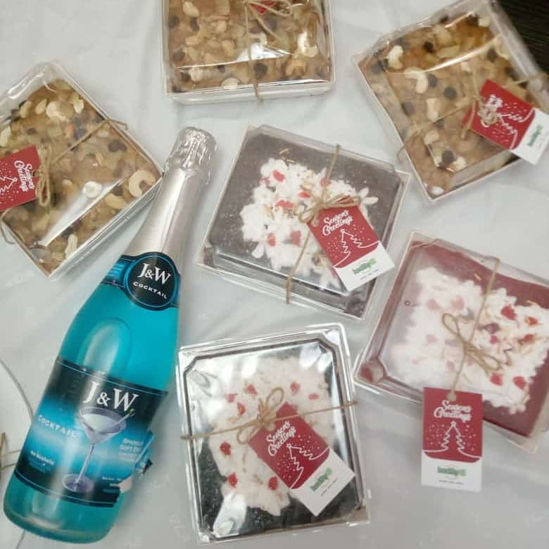 Healthyfill_Ng's tweet photo. What's a Holiday without a cake😍 Enjoy and experience great taste in different variants
Handmade with love and care especially for you
#NuttyBananaCake #Chocolatecake #Redvelvetcake 
#appettizers #meals #desserts #healthyfill #healthydelights #holiday #loveandlife #thanksgiving https://t.co/dw3kd9ksJP